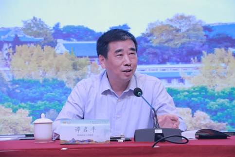 【图:闭幕式发言人图】